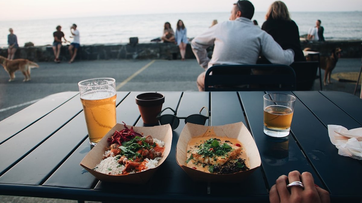 Viajar y comer fuera: comer bien con tu perro en ruta